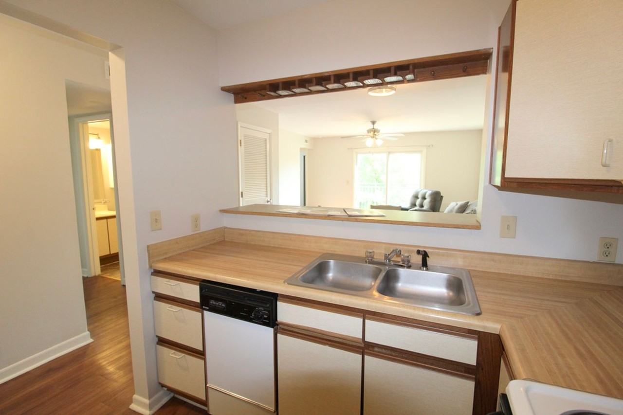 1360 Hunters Rd Apt J - Photo 4 of 21