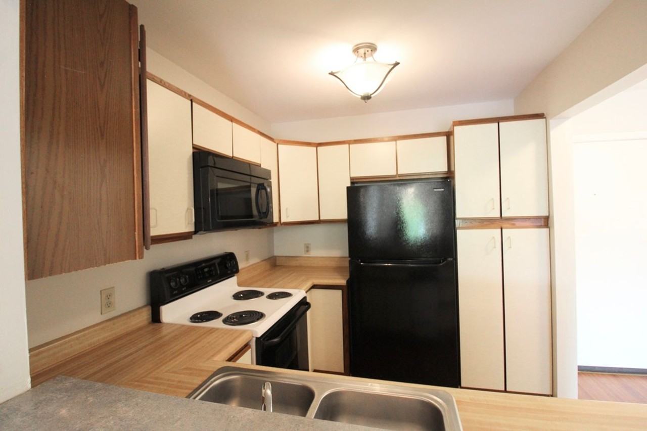 1360 Hunters Rd Apt J - Photo 6 of 21