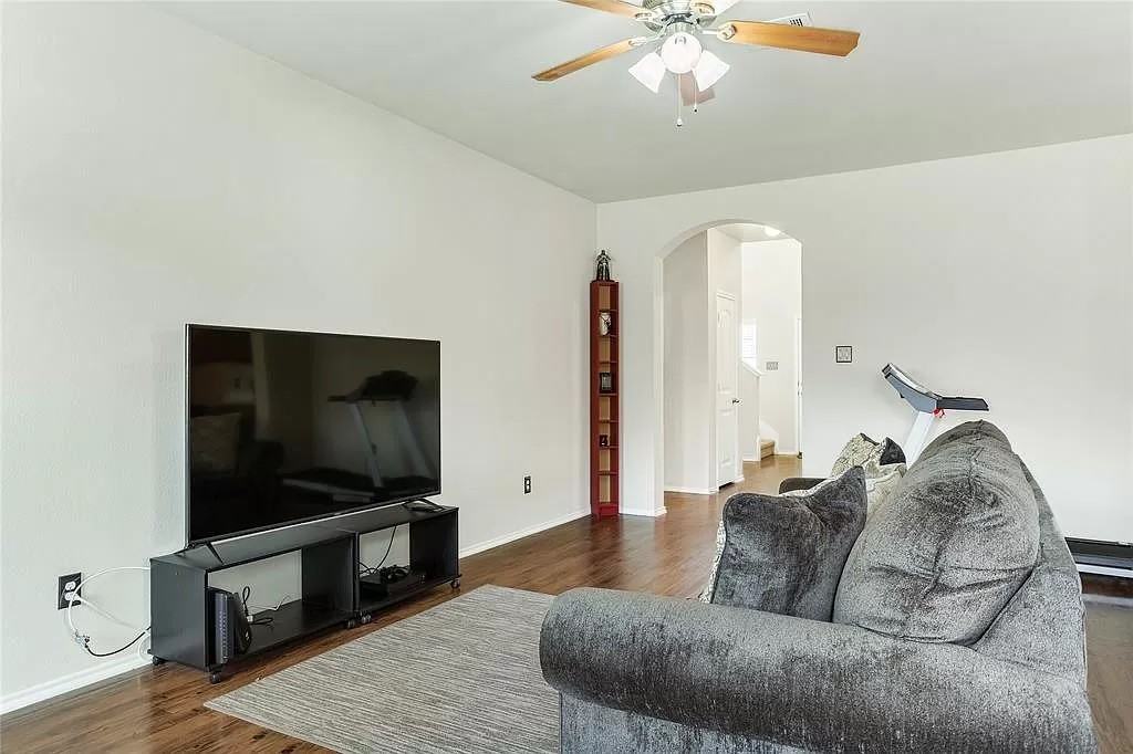 1208 Angelina Drive - Photo 4 of 10
