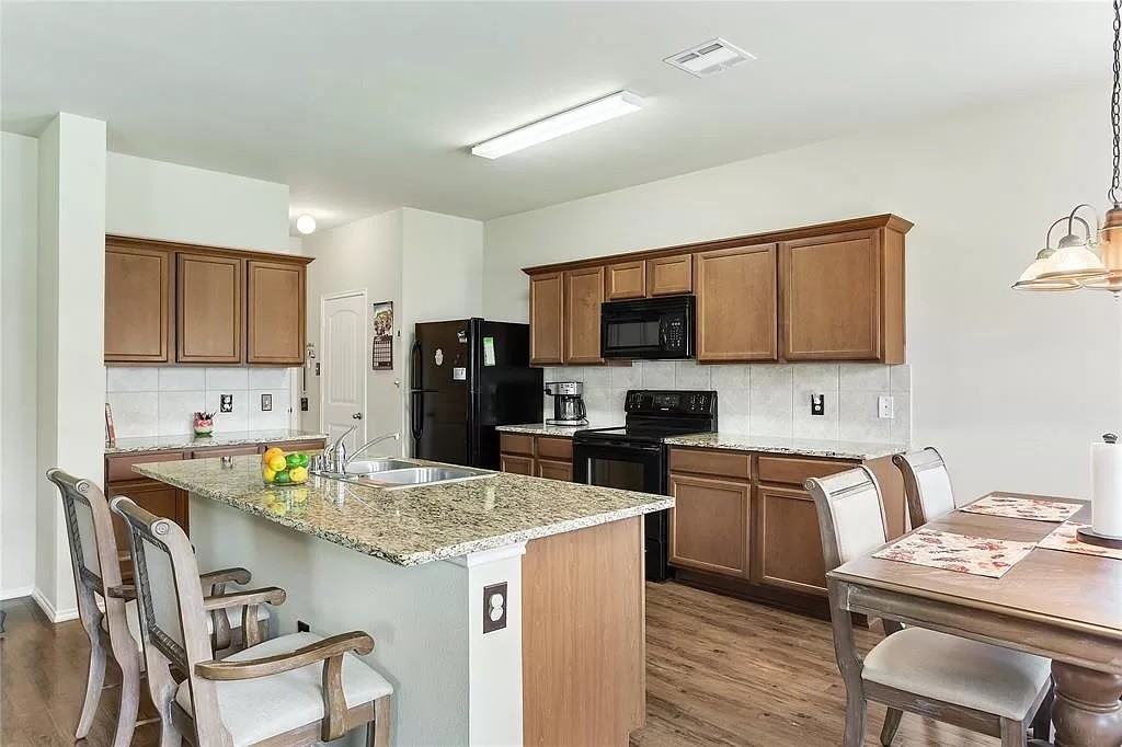 1208 Angelina Drive - Photo 5 of 10