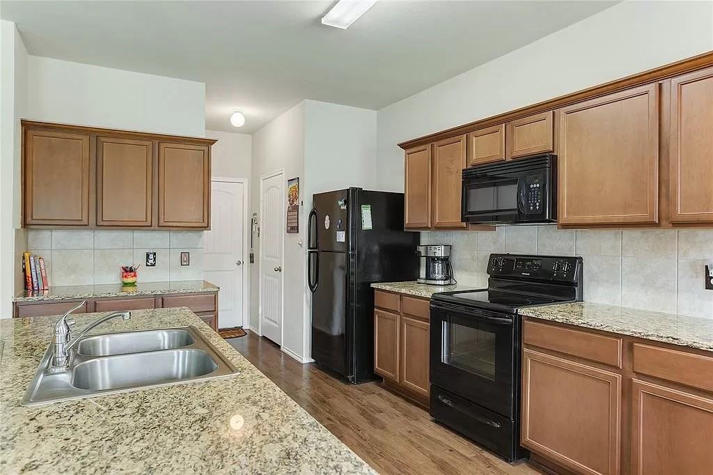 1208 Angelina Drive - Photo 6 of 10