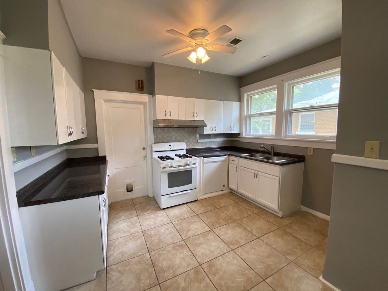 2918 Southern Ave - Photo 2 of 15