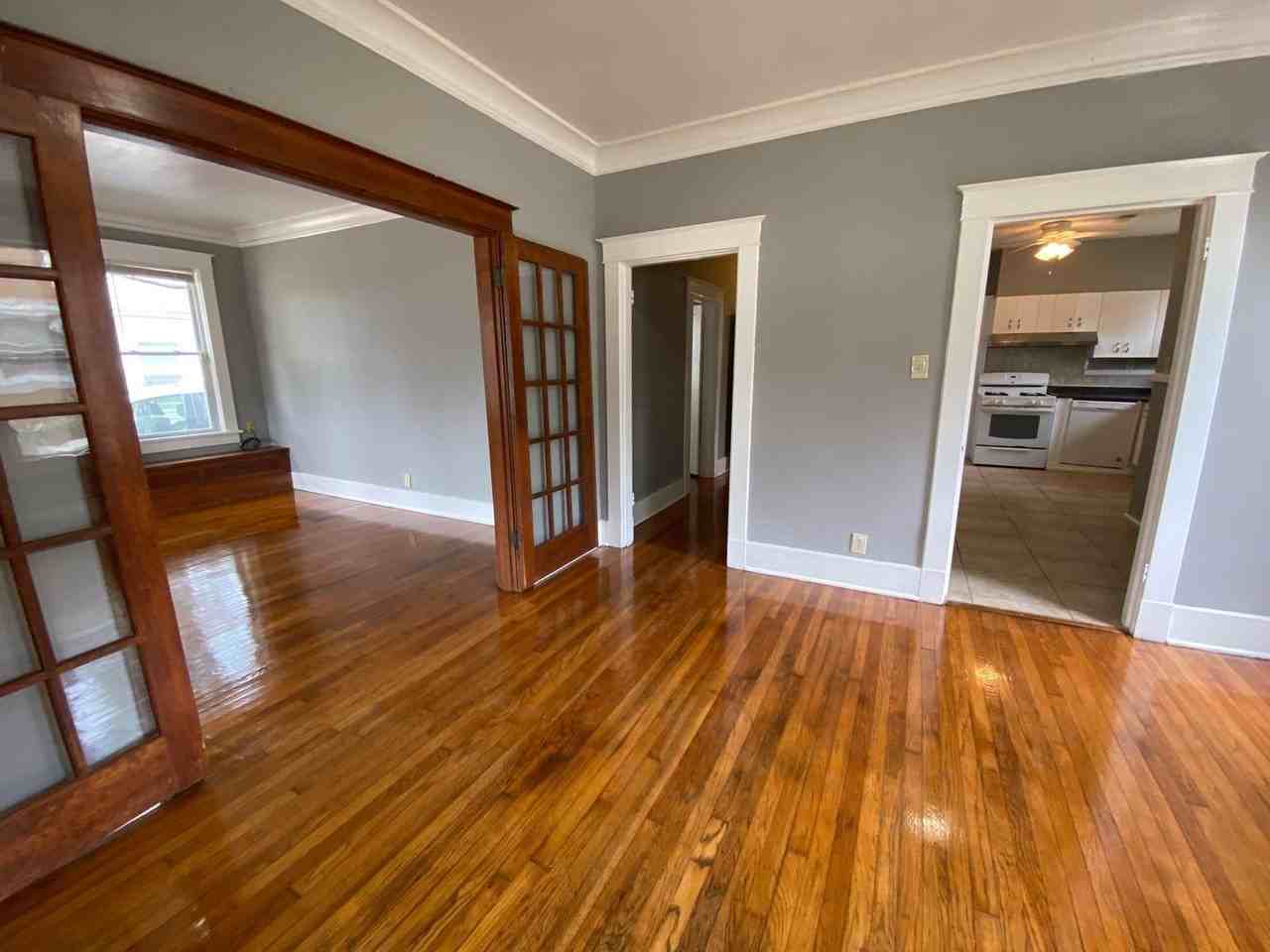 2918 Southern Ave - Photo 4 of 15