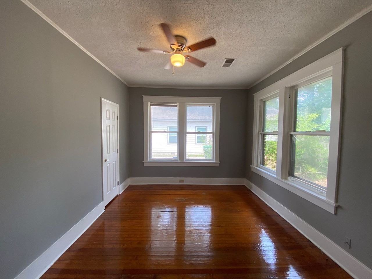 2918 Southern Ave - Photo 5 of 15