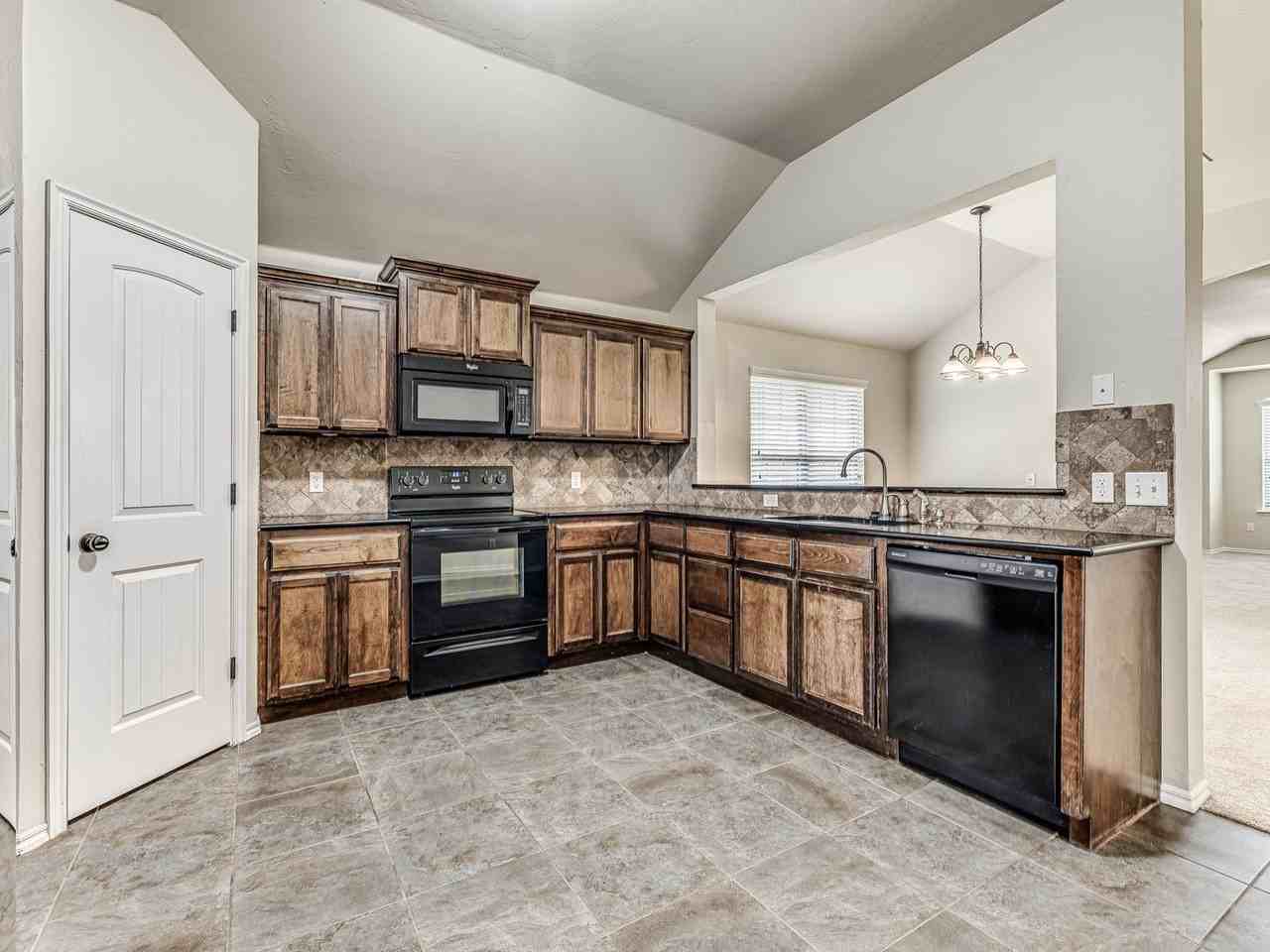 6824 Nw 157th St - Photo 6 of 23