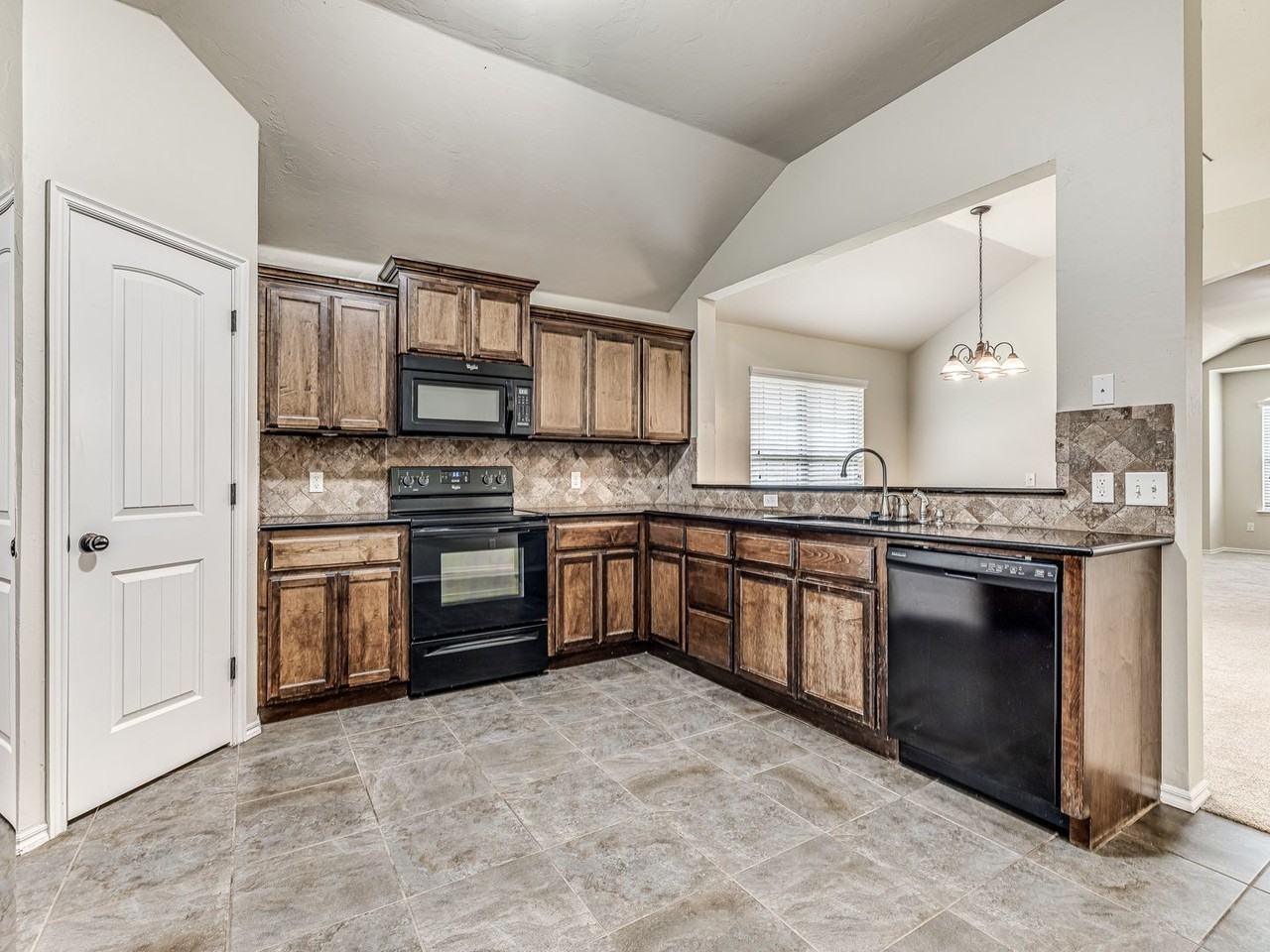 6824 Nw 157th St - Photo 7 of 23