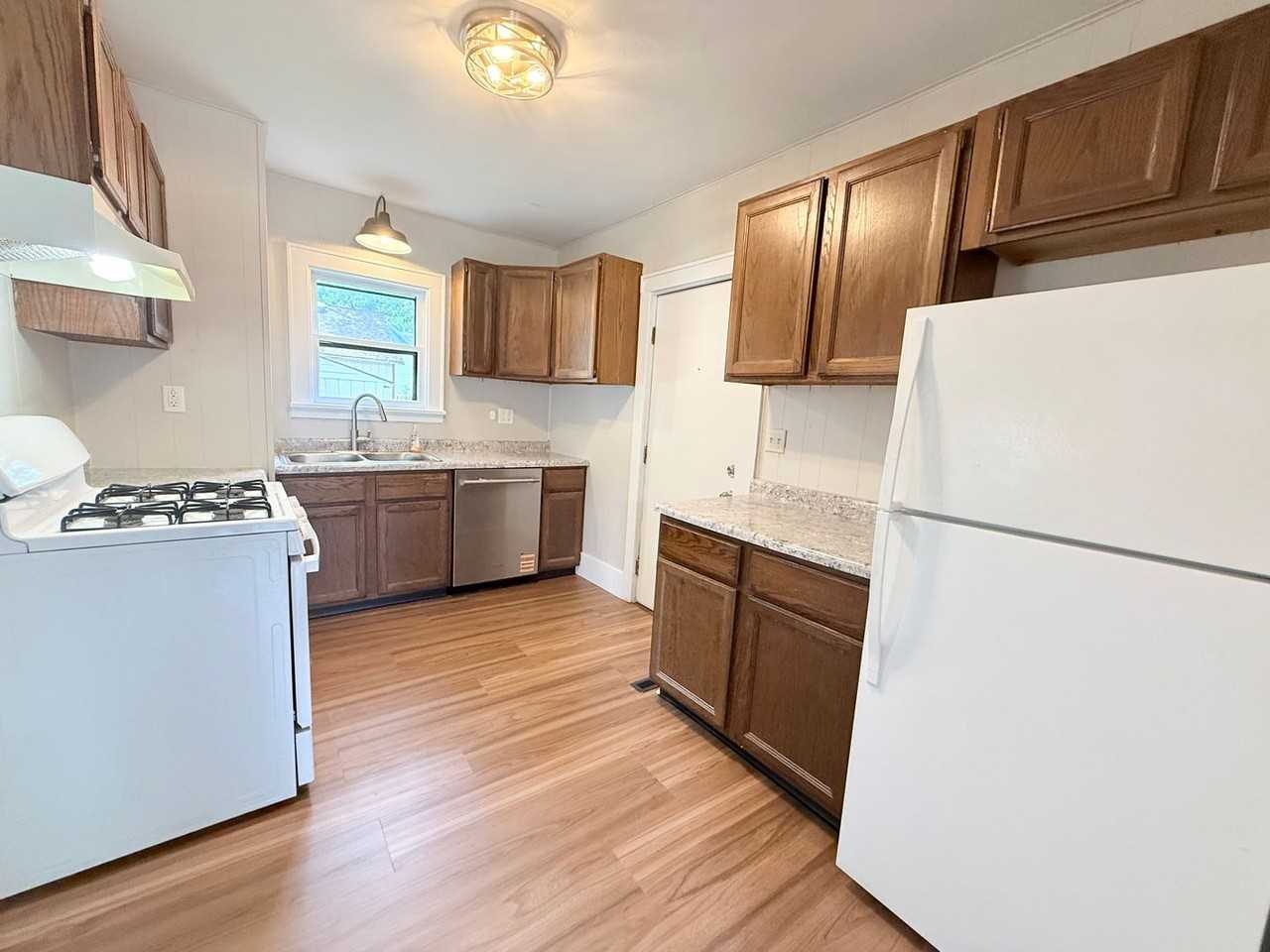 801 Samantha St - Photo 3 of 9