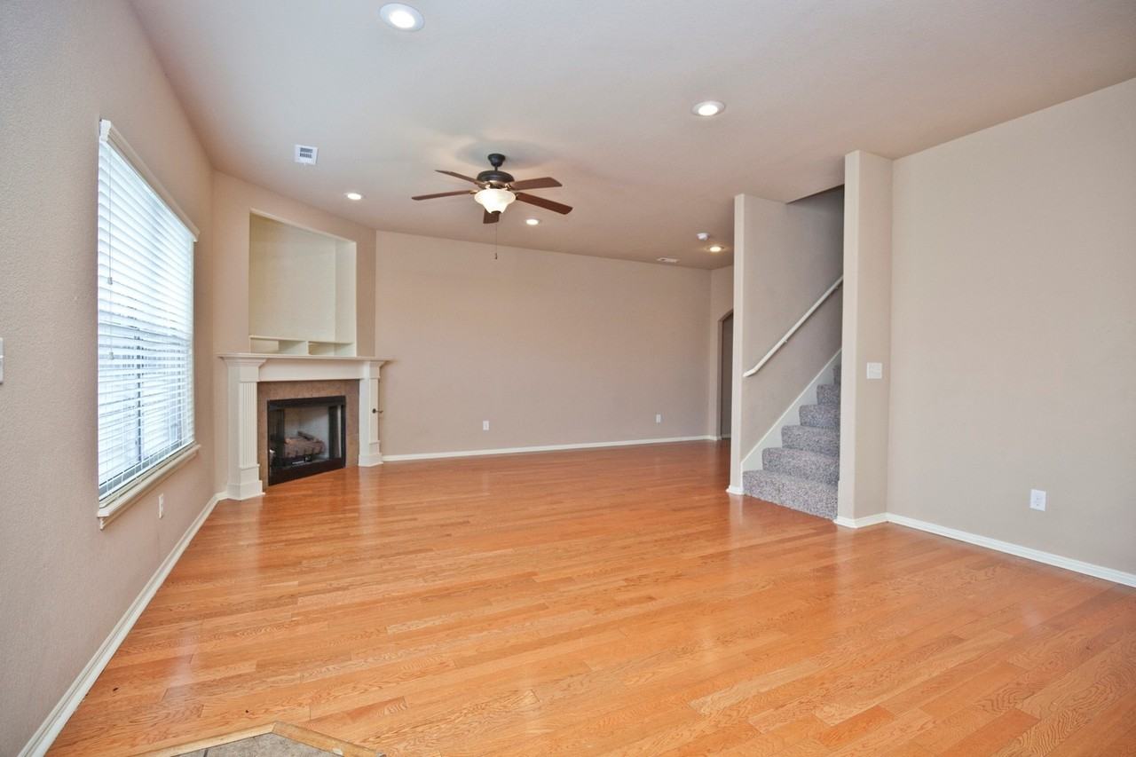 901 Oakwood Ln - Photo 2 of 21