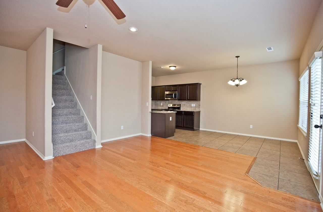 901 Oakwood Ln - Photo 3 of 21