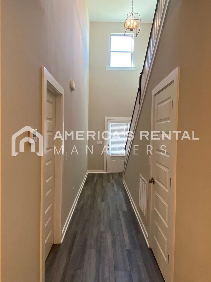511 Troubadour Ln - Photo 6 of 44