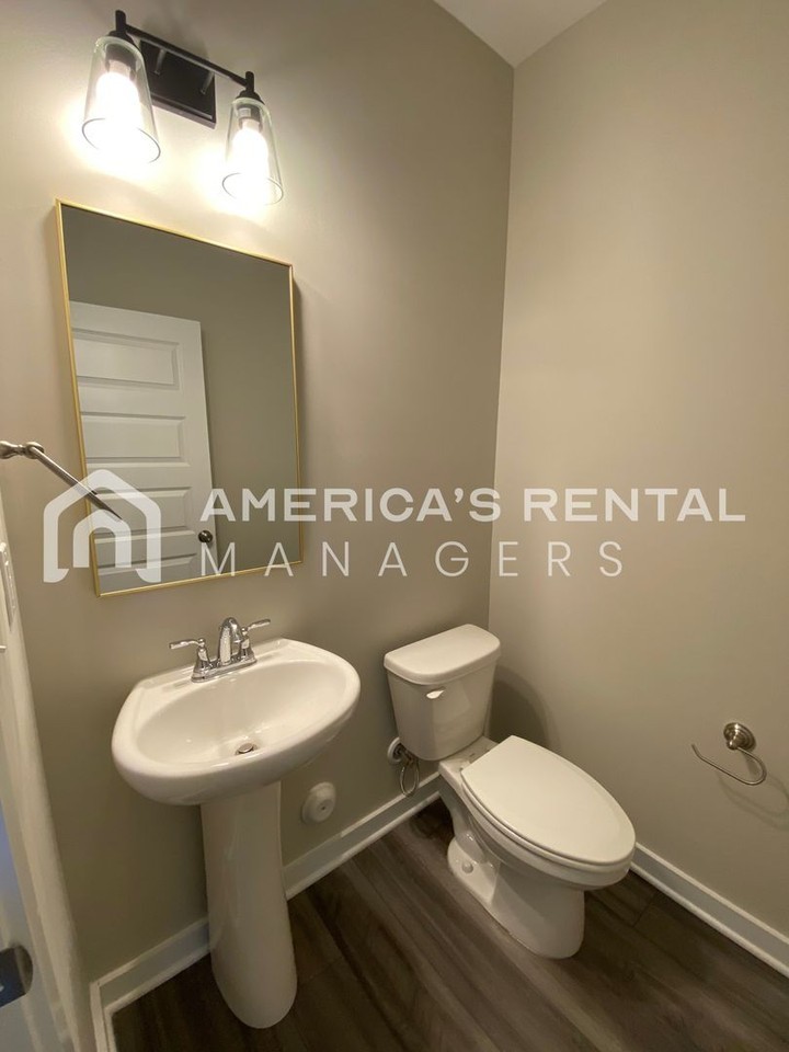 511 Troubadour Ln - Photo 7 of 44