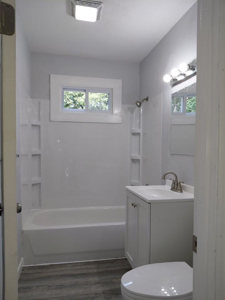 230 Se 34th St - Photo 2 of 9