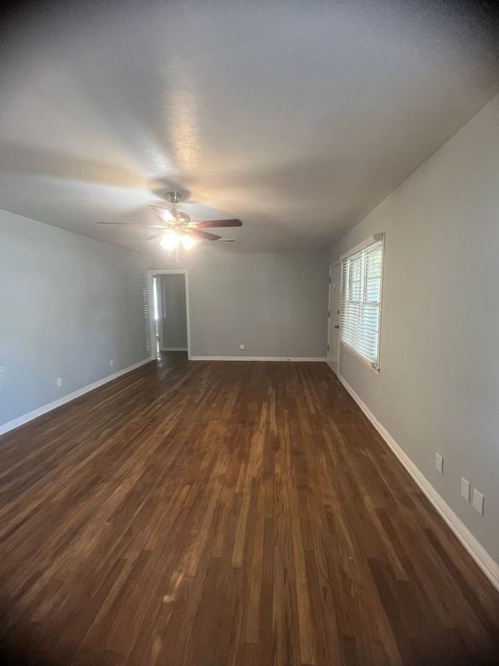 901 E Avenue C - Photo 3 of 9