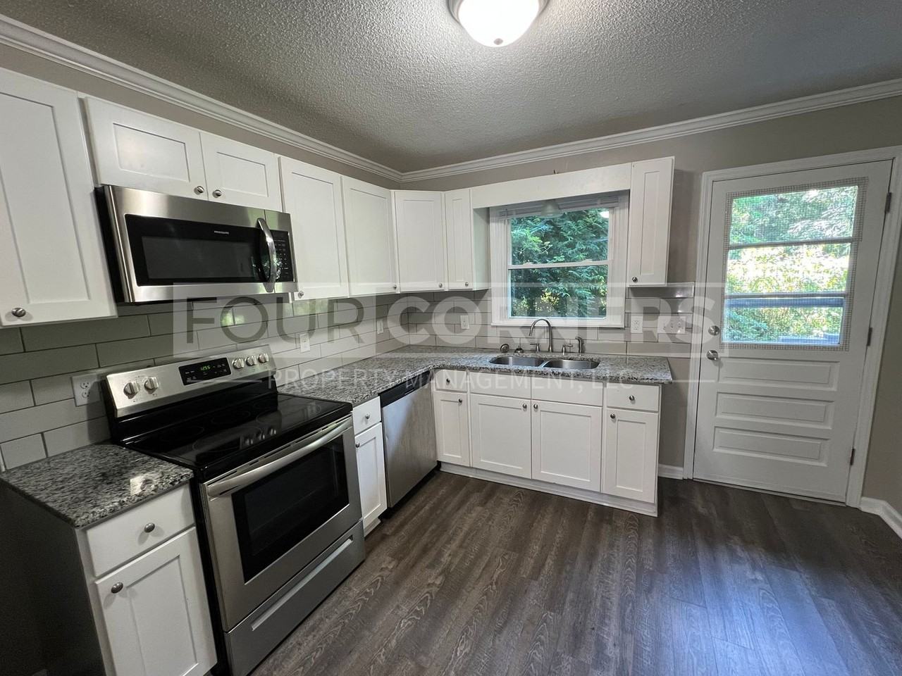 325 Temple St - Photo 3 of 7