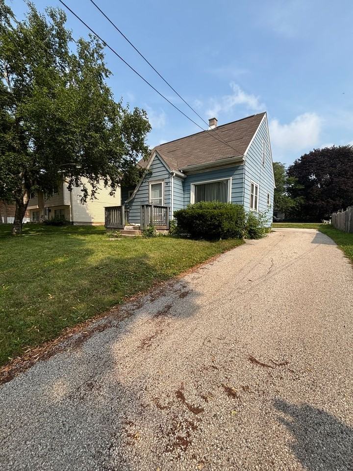 4124 W Kiehnau Ave - Photo 2 of 3