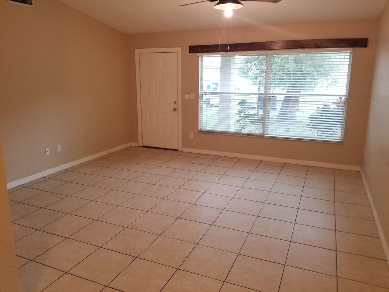 1520 Yorktown Ave - Photo 3 of 12