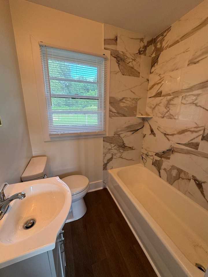 104 Thomas Ave Se - Photo 2 of 7