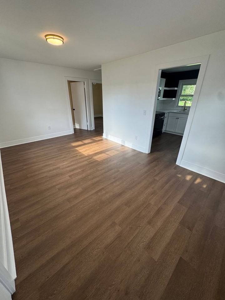 104 Thomas Ave Se - Photo 3 of 7