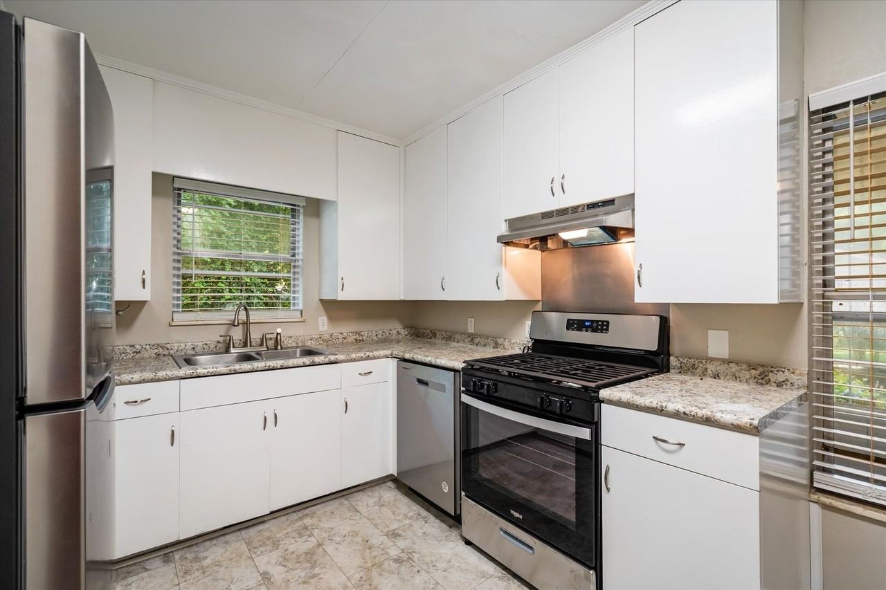 321 Thornhill Cir - Photo 2 of 22