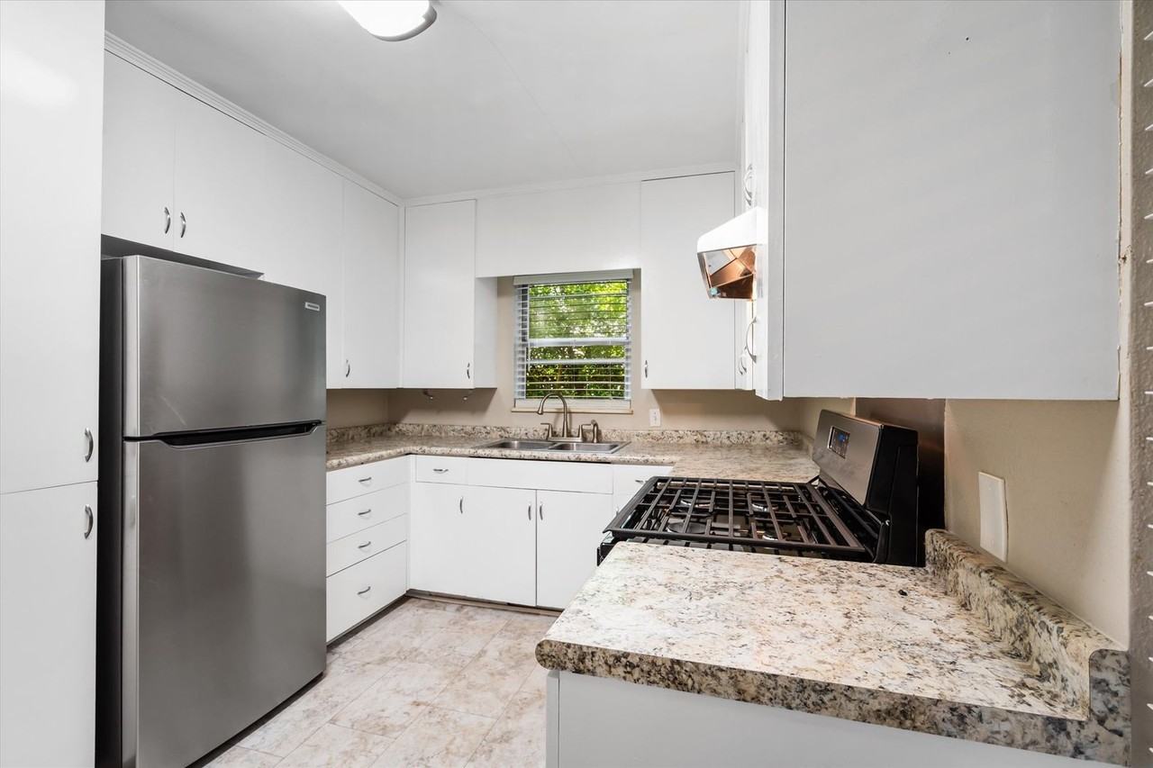 321 Thornhill Cir - Photo 3 of 22