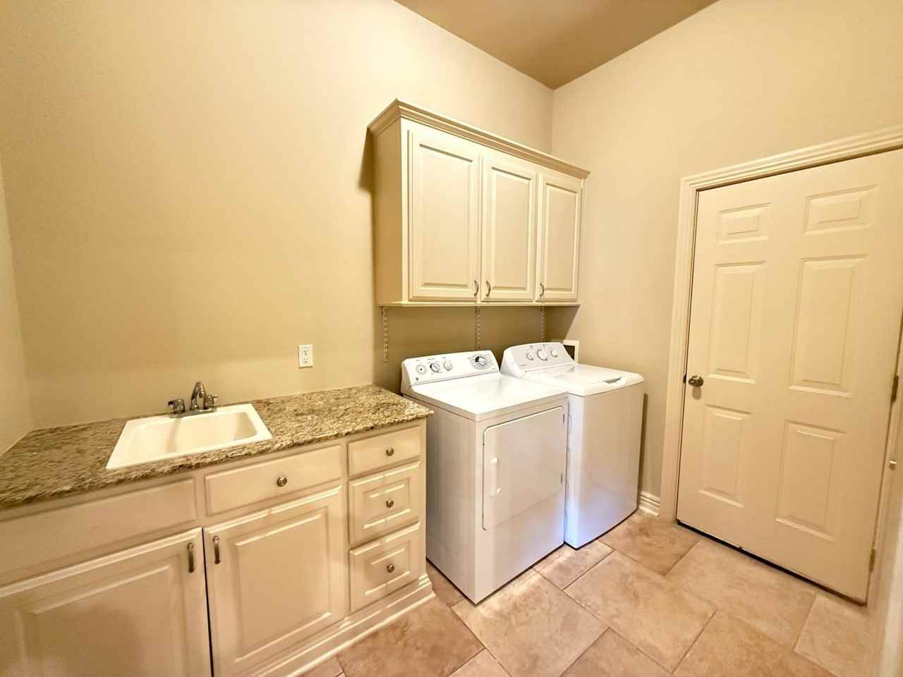 609 N Tournament Dr - Photo 2 of 25