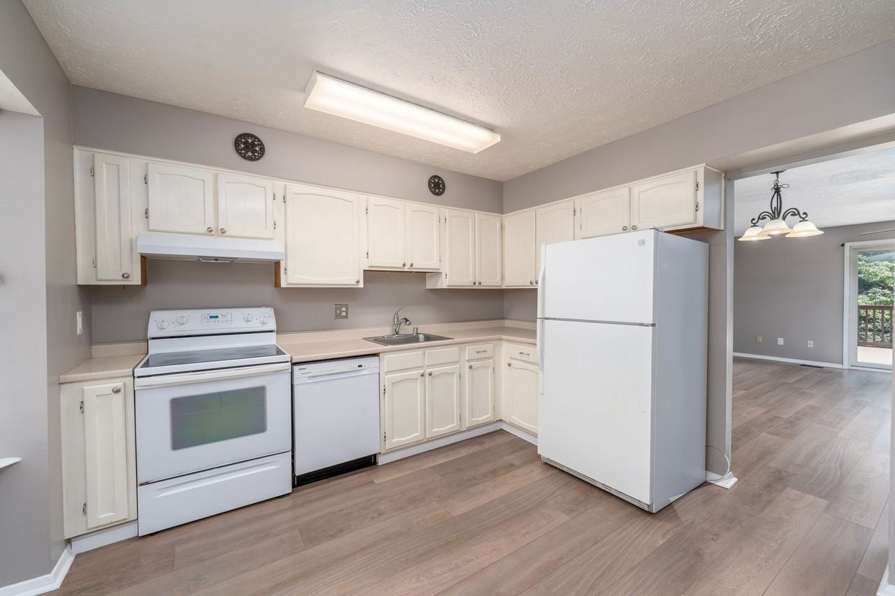 27 Sylvan Park Ct - Photo 3 of 24