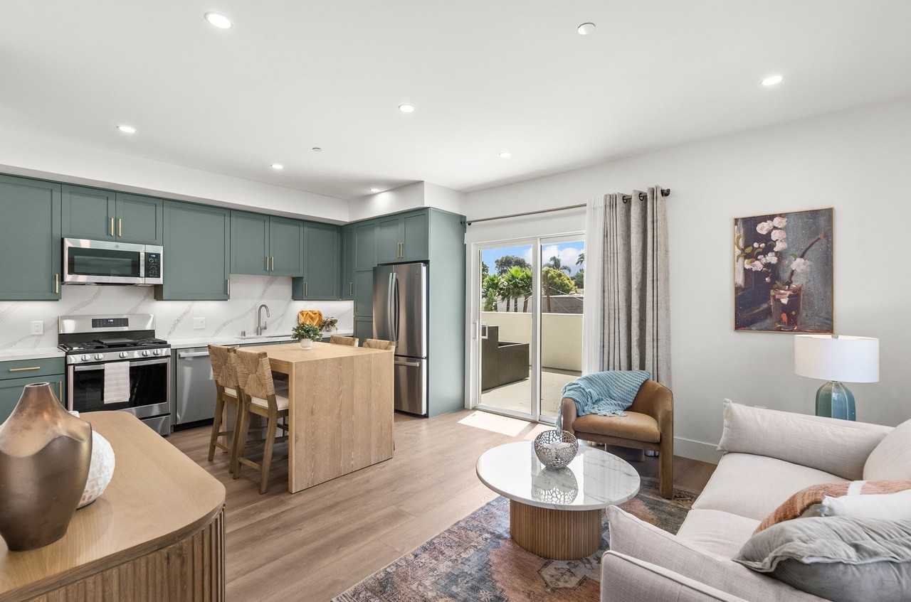 825 De La Vina - Photo 4 of 41