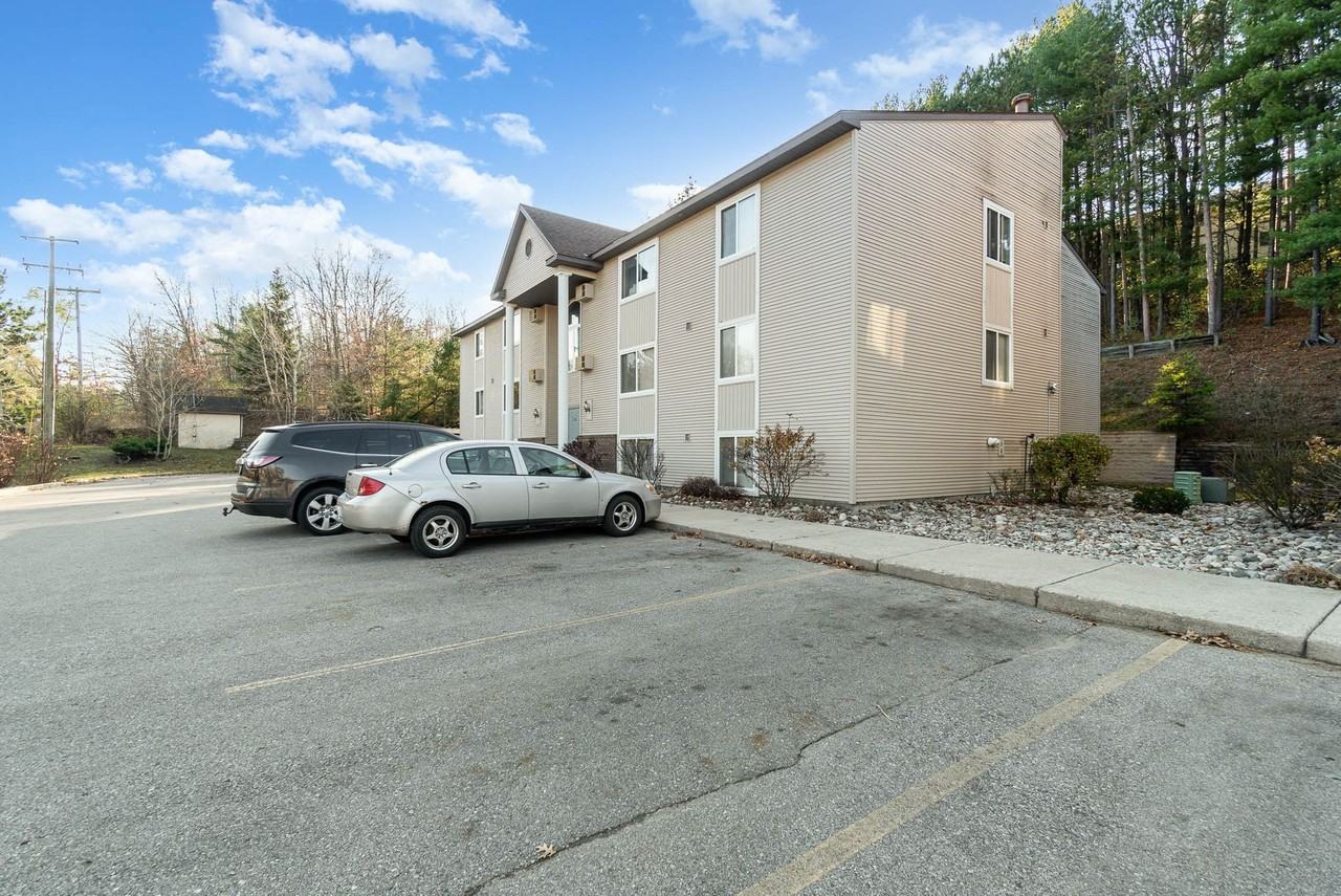 1530 Veterans Dr - Photo 2 of 42