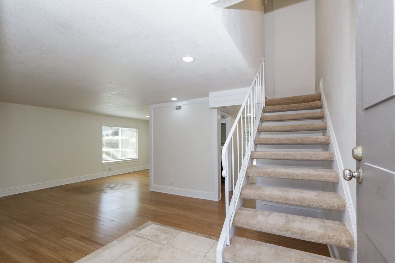 998 Cartier Ln - Photo 3 of 50