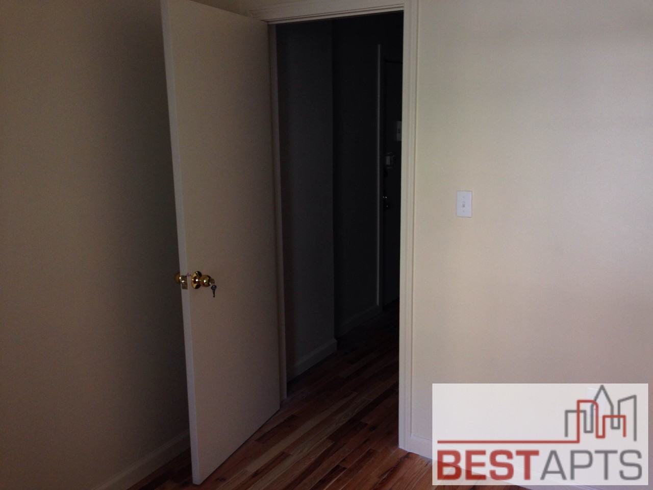 W 207th St & Vermilyea Ave #32