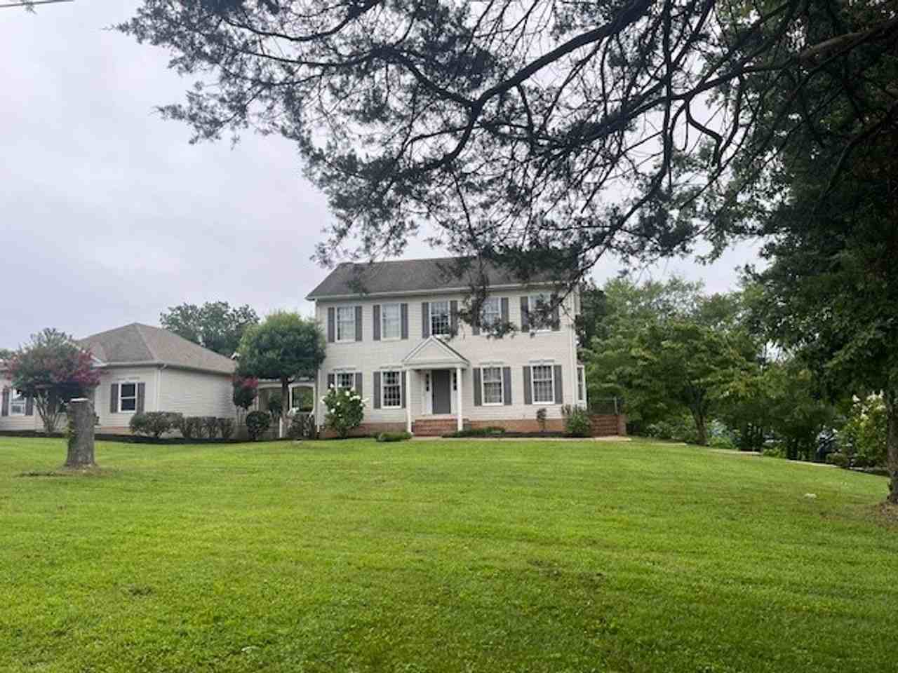331 Lakeside Dr - Photo 4 of 10