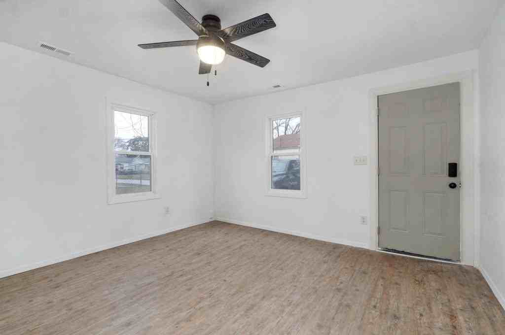 513 S Broadway Ave - Photo 2 of 21