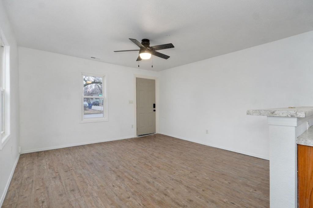 513 S Broadway Ave - Photo 3 of 21