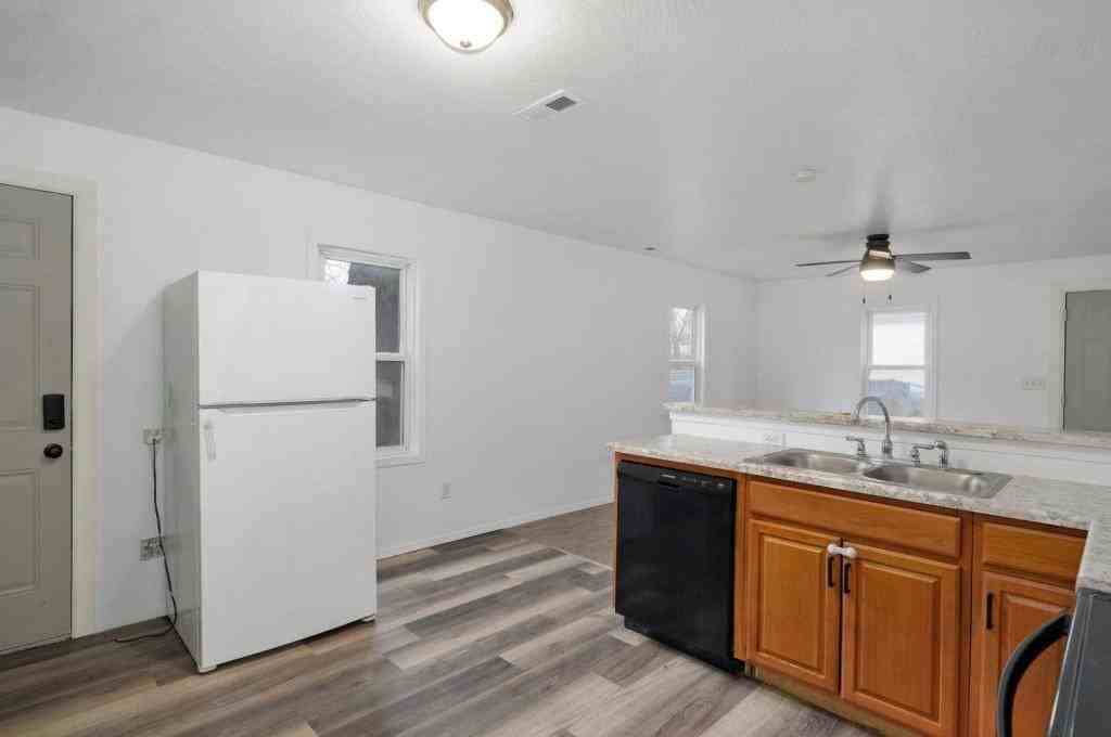 513 S Broadway Ave - Photo 7 of 21