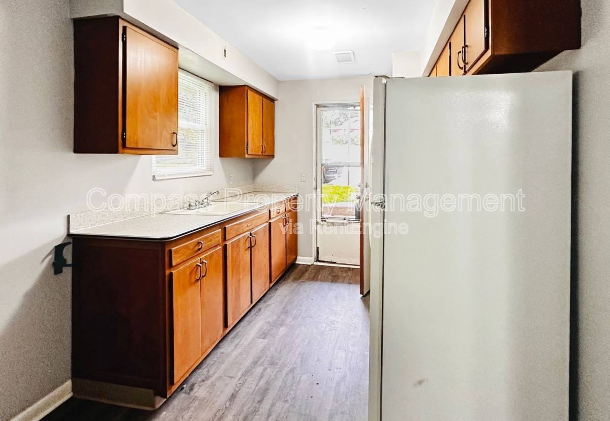 2719 S Burdick St - Photo 3 of 8