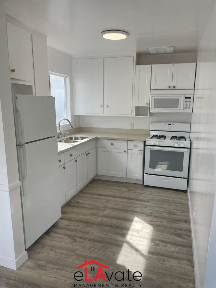 429 S Sherbourne Dr. - Photo 7 of 15