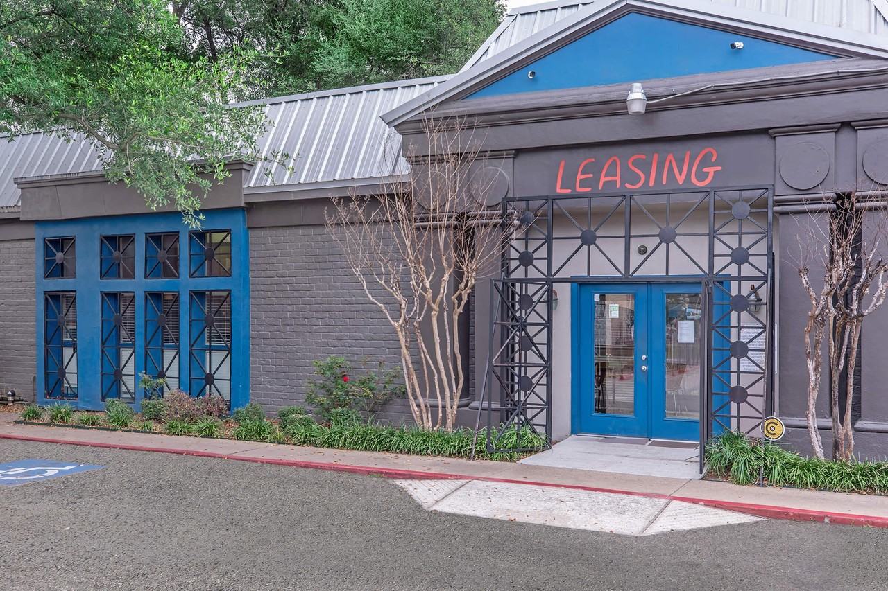 3737 Hillcroft Apartments - Photo 4 of 22