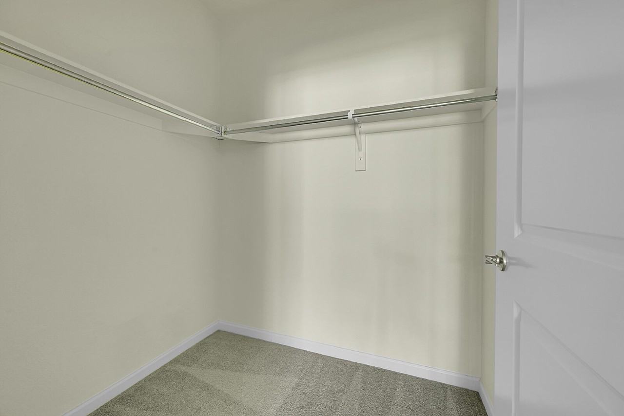 1841 S Dunkirk St - Photo 7 of 31