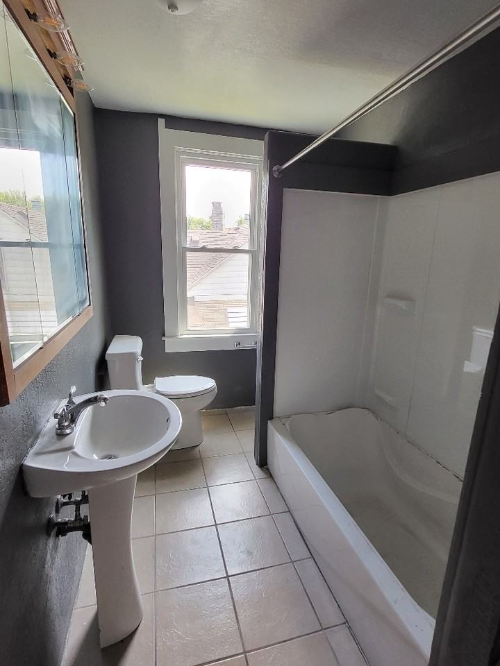 608 W Calhoun St - Photo 2 of 11