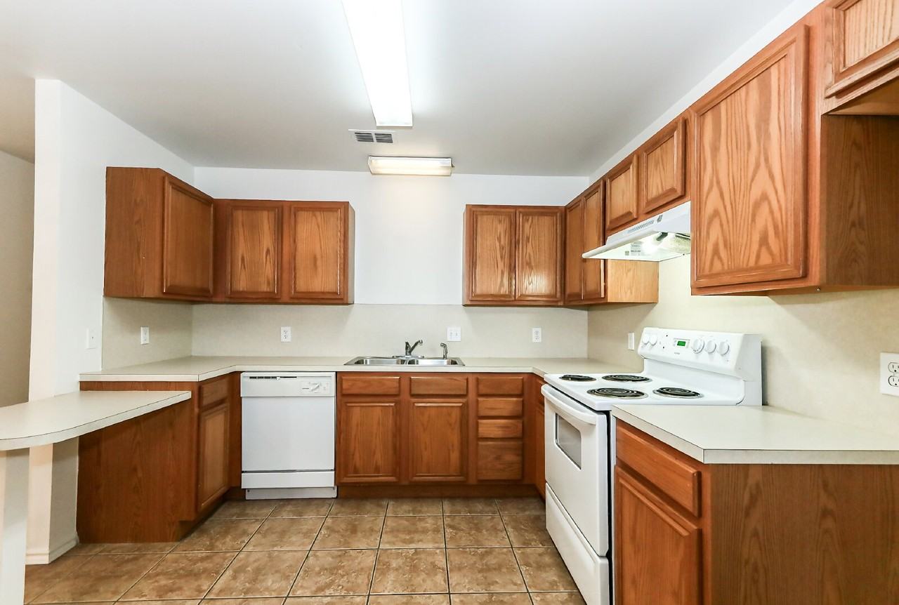 606 North Englewood Avenue - Photo 4 of 15