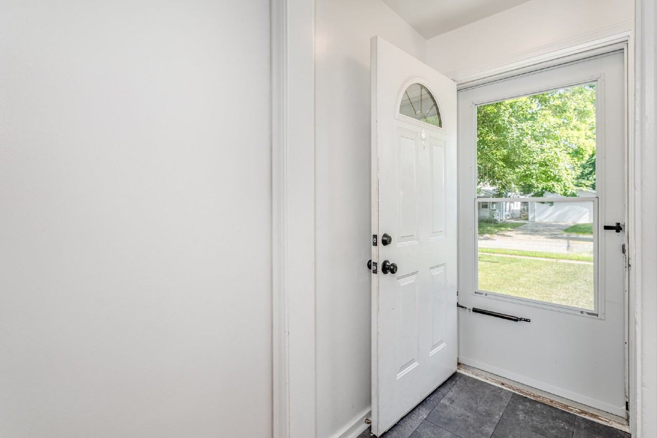 1001 Elizabeth St - Photo 2 of 14