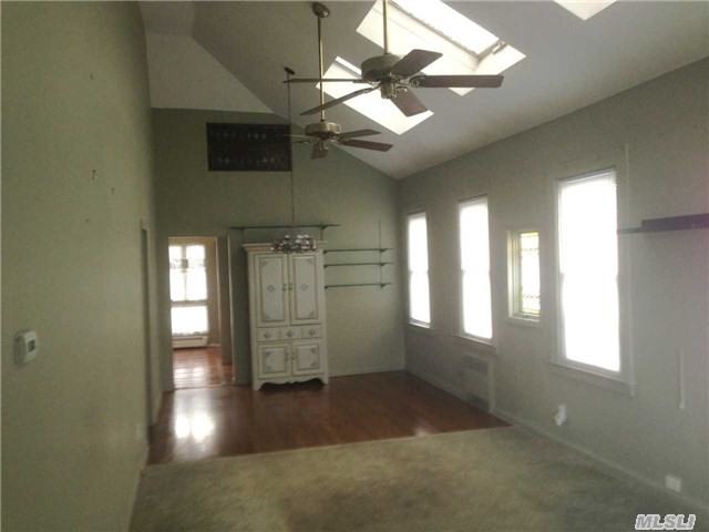 225 Mott Ave - Photo 2 of 9