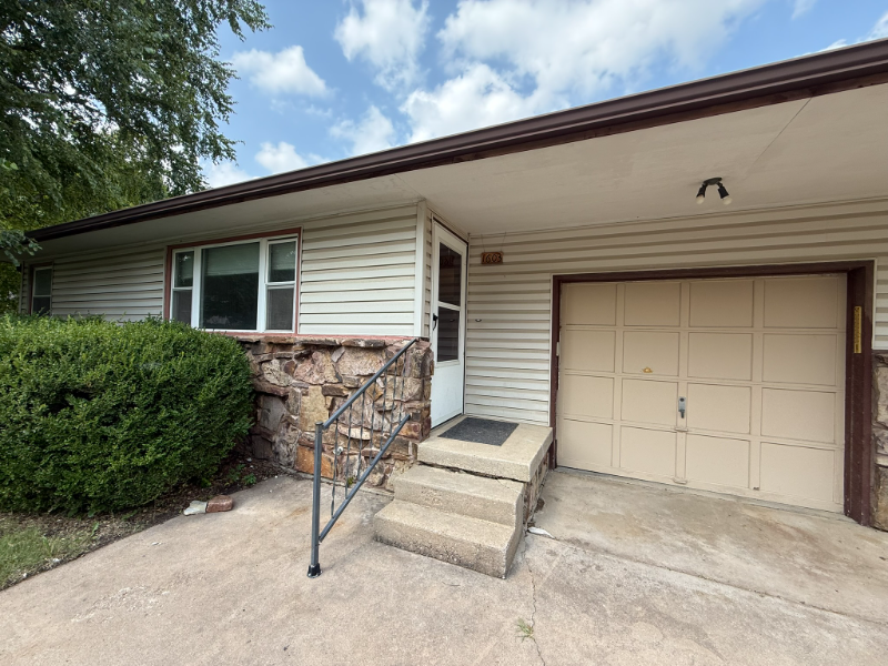 1603 Timberline Dr - Photo 2 of 19