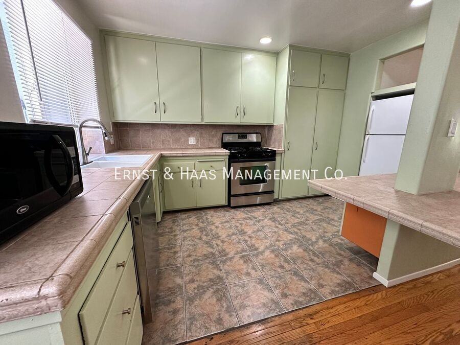 700 E Carson St #03 - Photo 5 of 11