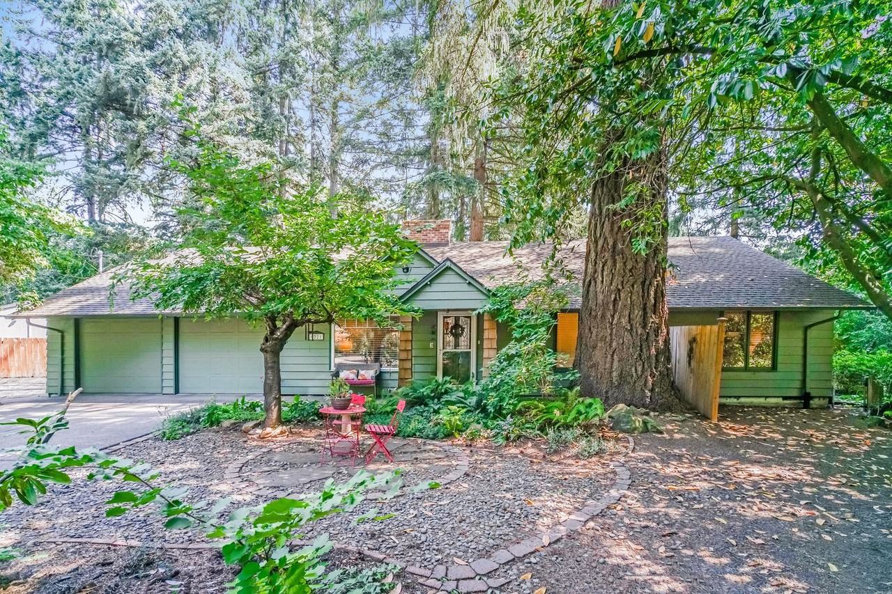 6221 Nokomis Ct - Photo 2 of 33