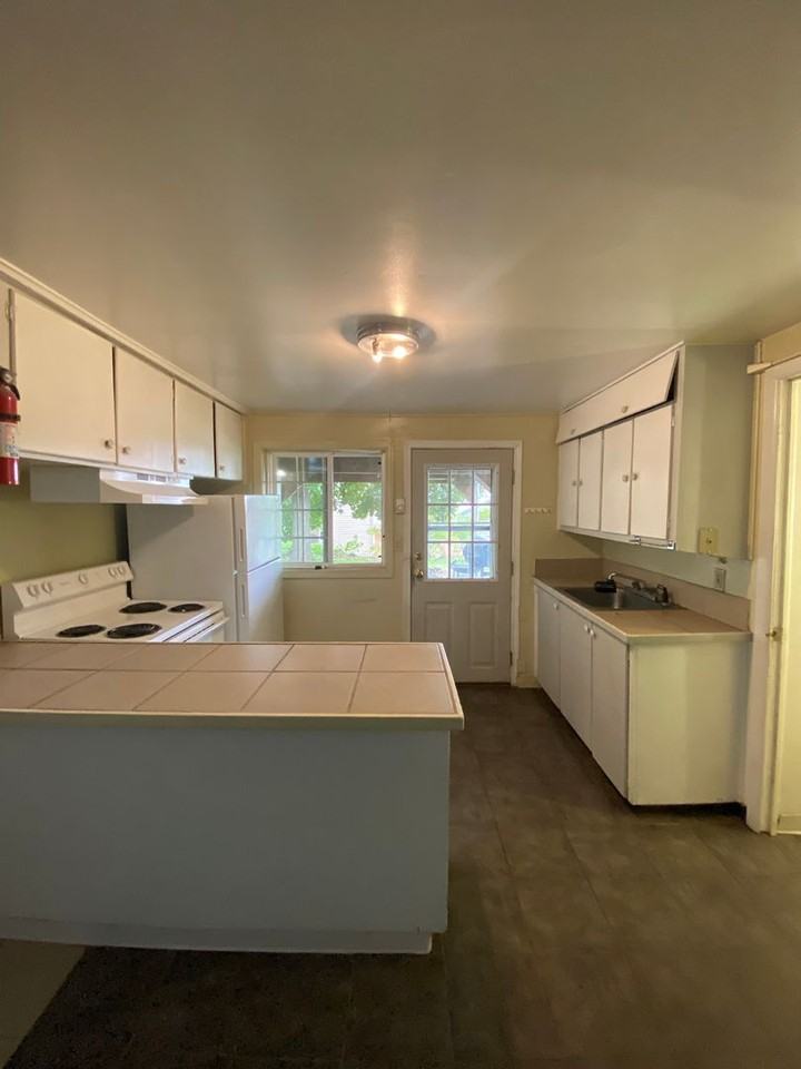 1307 2nd St - Photo 4 of 11