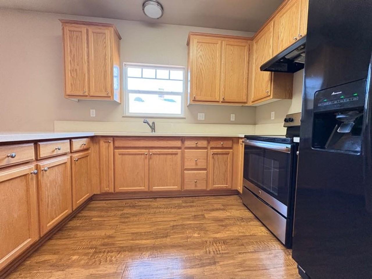 1235 N San Joaquin St - Photo 4 of 17