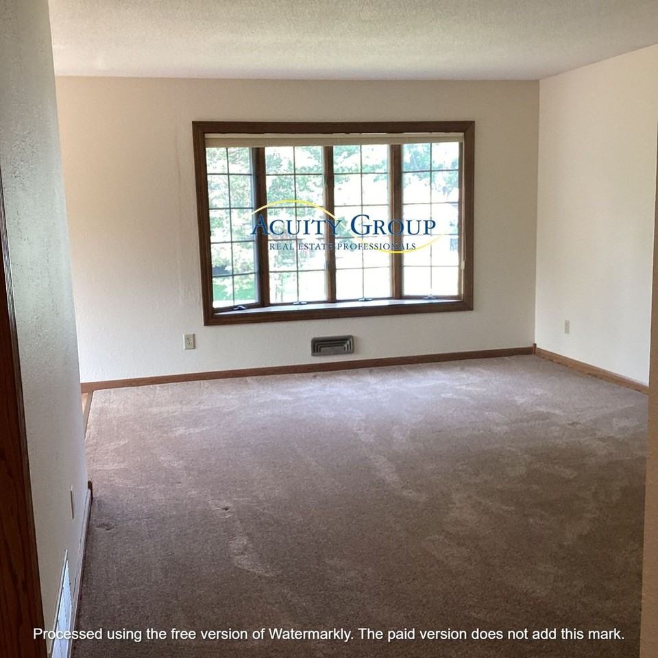 10207 Pilgrim Ln N - Photo 7 of 18