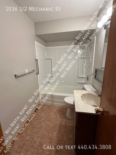 1036 1/2 Mechanic St - Photo 3 of 5