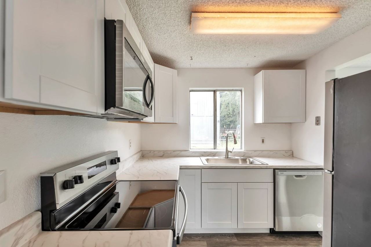 1702 C St Se #B - Photo 3 of 16